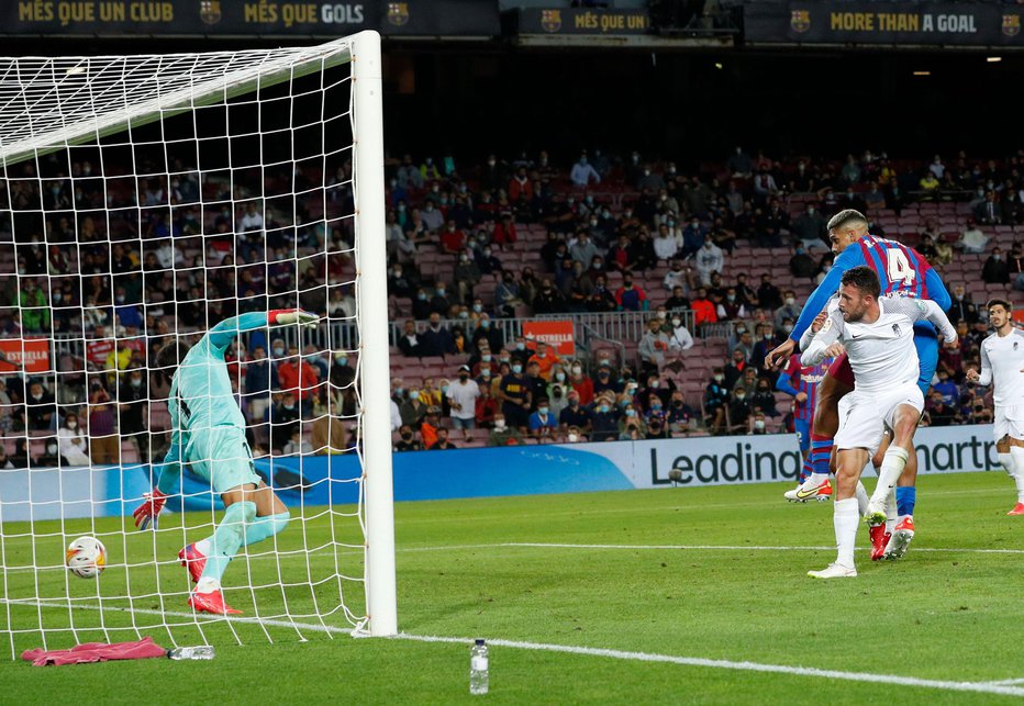 Fotografija: Ronald Araujo je izenačil z glavo. FOTO: Albert Gea/Reuters