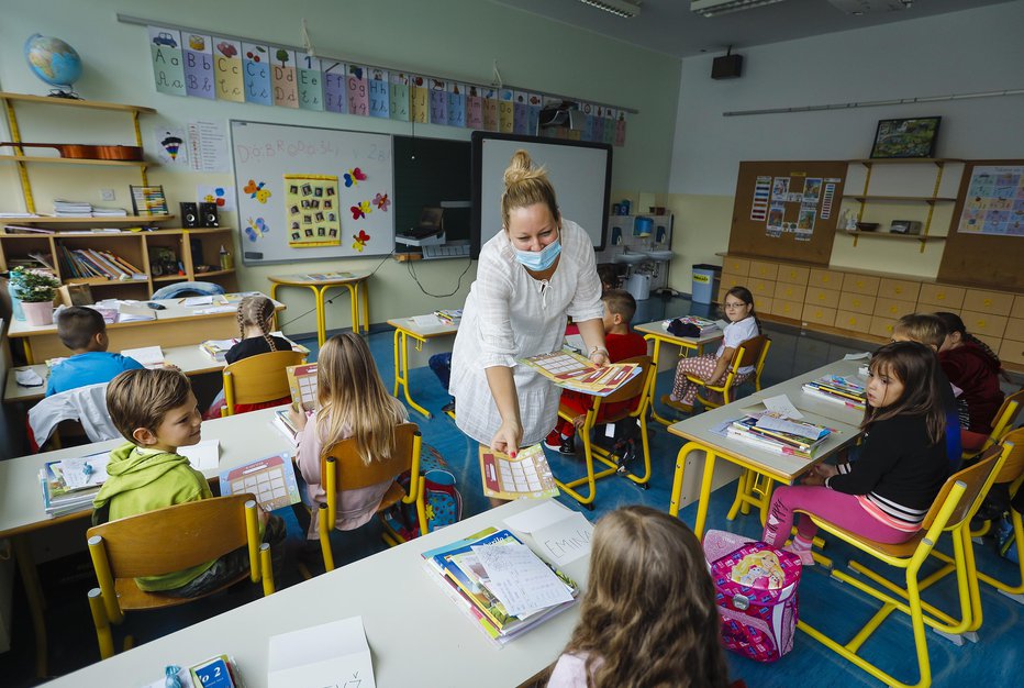 Fotografija: V osnovnih šolah je bilo včeraj 217 učencev in 97 zaposlenih z aktivno okužbo z novim koronavirusom. Fotografija je simbolična. FOTO: Jože Suhadolnik/Delo