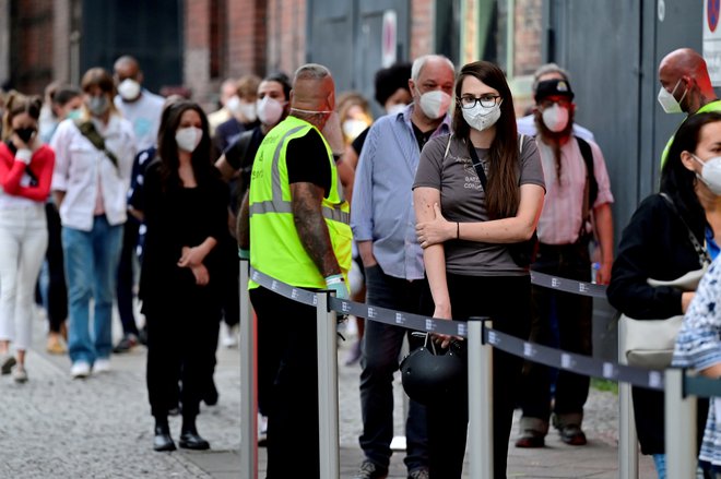 Inštitut je izdal priporočilo, naj se ljudje še naprej za vsako ceno izogibajo velikim zbiranjem, kjer ljudje ne uporabljajo zaščitnih mask, zlasti v zaprtih prostorih. FOTO: Reuters
