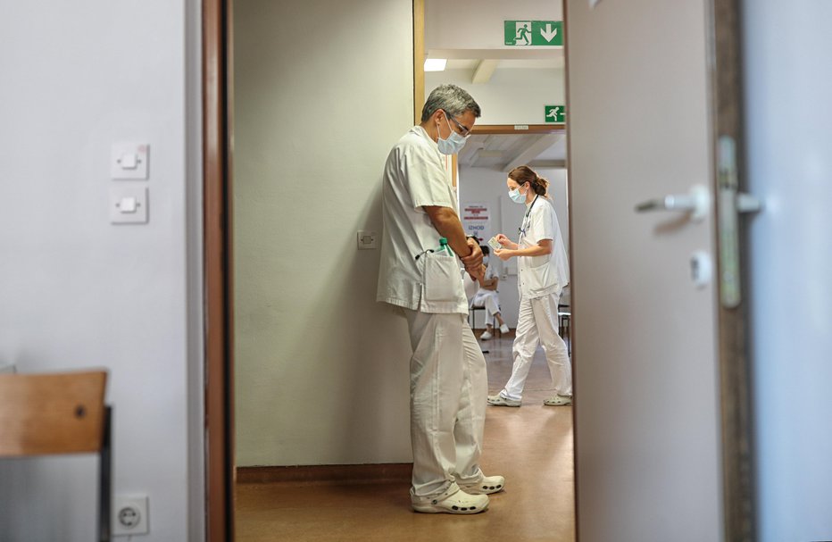 Fotografija: Zdravniki in medicinske sestre imajo pomisleke o etičnosti takšnega nagrajevanja.FOTO: Blaz Samec/Delo
