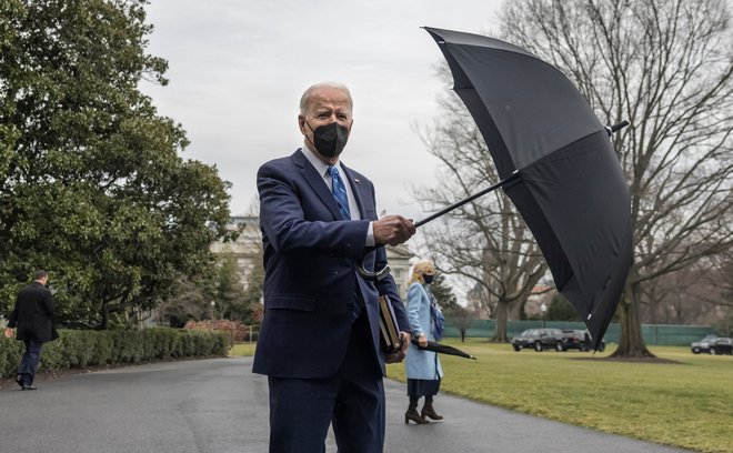 Joe Biden je sporočil, da prepoved potovanj za zaščito javnega zdravja ni več potrebna. FOTO: Evelyn Hockstein/Reuters
