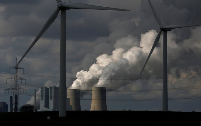 Vetrnice pred termoelektrarno na premog, ki jih Nemčija zapira za jedrskimi elektrarnami. FOTO: Reuters
