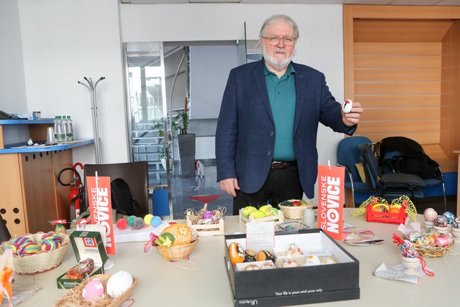 Etnolog prof. dr. Janez Bogataj, ki v žiriji sodeluje že od začetka, nima lahkega dela. FOTO: Marko Feist
