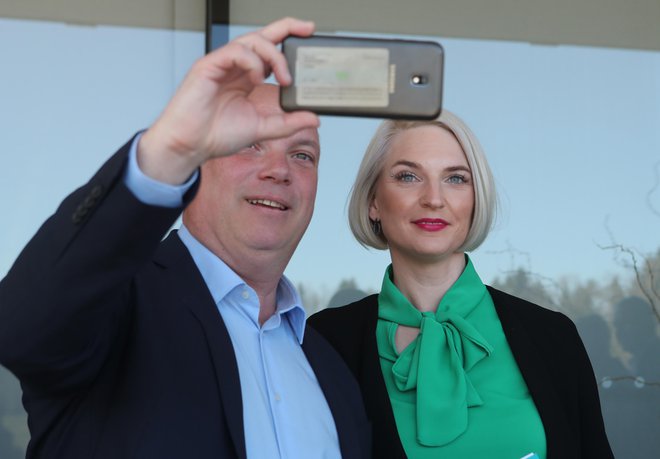 Ljubljanska kandidatka Tadeja Drenovec med poziranjem za selfie FOTO: DEJAN JAVORNIK
