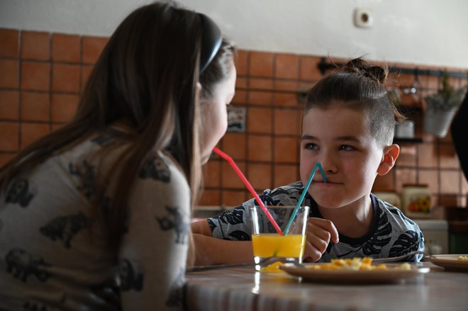 Četrtošolca igranje pred kamero zanima, glasba pa niti ne.
