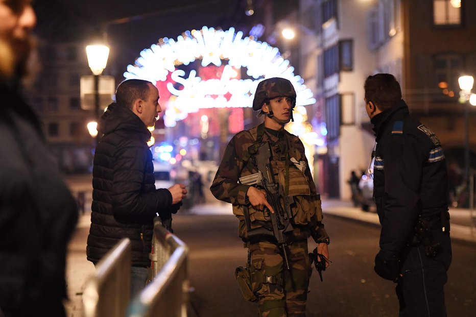 Fotografija: Incident se je zgodil blizu božične tržnice na trgu Kleber, enem glavnih mestnih trgov. FOTO: Frederick Florin/AFP