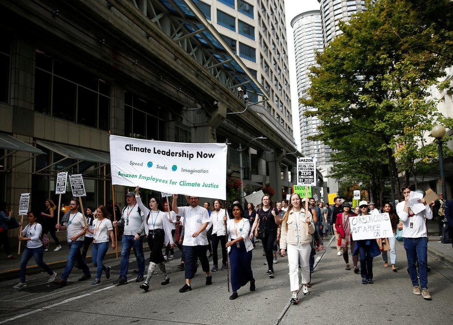 Fotografija: Amazonovi zaposleni za podnebno pravičnost so se lani jeseni udeležili protestnega pohoda proti podnebnim spremembam v Seattlu. FOTO: Lindsey Wasson/Reuters