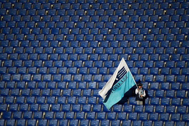 Navijač Lazia na tekmi med to ekipo in Bologno na rimskem olimpijskem stadionu. FOTO: Filippo Monteforte/AFP