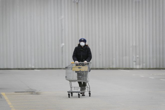 20. marca je Slovenija uvedla prepoved zbiranja in gibanja na javnih mestih, ki sicer dovoljuje izjeme. FOTO: Leon Vidic/Delo