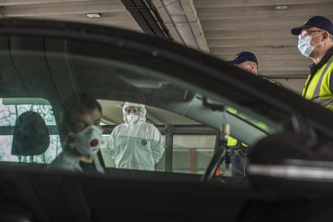 Policijska in zdravstvena kontrola na mejnem prehodu Vrtojba, 13. 3. 2020 Foto Voranc Vogel