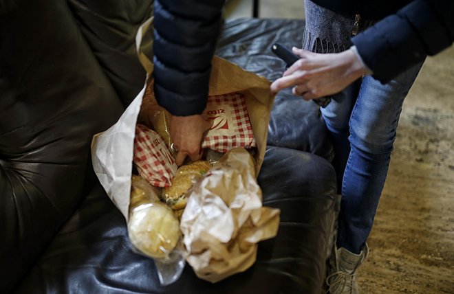 V Ljubljani lahko odslej Žitove in Podravkine izdelke naročite na dom. FOTO: Blaž Samec/Delo