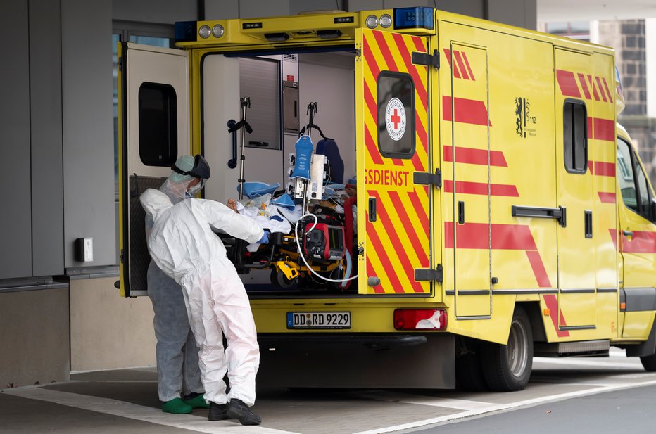 Fotografija: V Sloveniji je umrlo šest oseb, okuženih s sars-cov-2. FOTO: Matthias Rietschel/Reuters