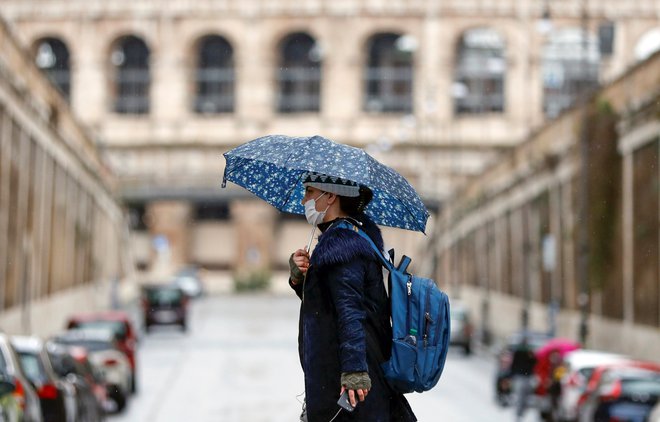 V Italiji se je po štirih dnevih upadanja danes znova dvignilo število novih okužb. Poročajo o 4492 novih. FOTO: Yara Nardi/Reuters