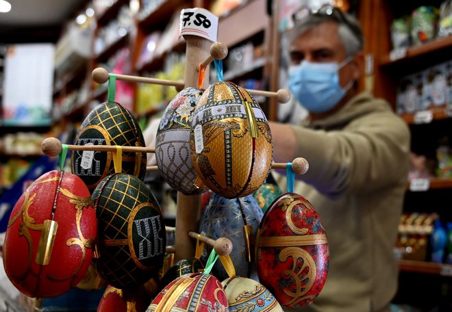 Predvelikonočno vzdušje je letos zelo drugačno. Na fotografiji prodajalna v Rimu. FOTO: Tiziana Fabi/AFP