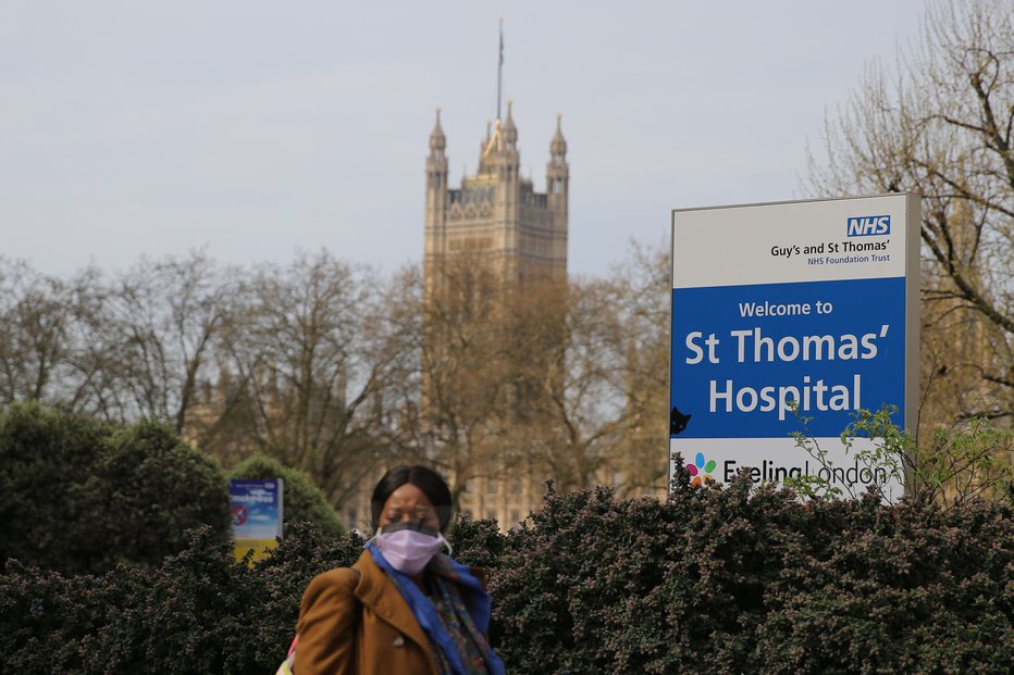 Fotografija: V londonski bolnišnici St Thomas' Hospital so Johnsonu zaradi covida-19 dali kisik, ni pa potreboval pomoči pri dihanju. FOTO: Isabel Infantes/AFP