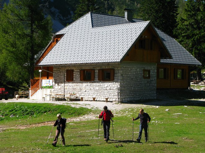 V planinske koče s stekleničko razkužila, svetujejo v Planinski zvezi. FOTO: Marjana Hanc