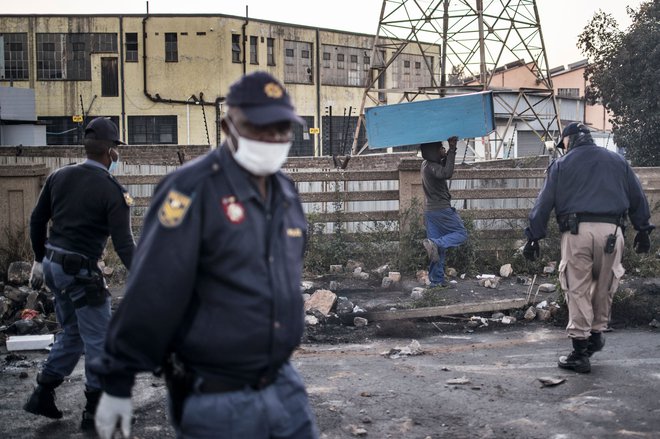 Afrika postaja žarišče novih primerov covida-19, ljudje pa z omejitvami niso zadovoljni. FOTO: Marco Longari/Afp