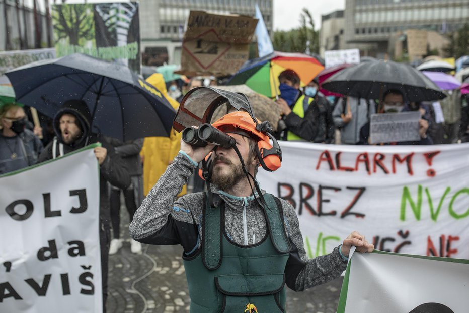 Fotografija: Naravovarstveniki so zaradi omejitev v predpisih tudi protestirali pred državnim zborom. FOTO: Voranc Vogel/Delo