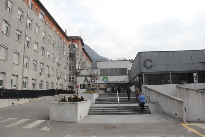 Na Jesenicah primanjkuje kapacitet za nujno hospitalizacijo drugih bolnikov. FOTO: Boštjan Fon