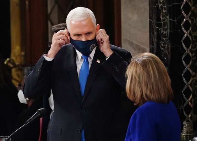 Republikanski podpredsednik Mike Pence je bil štiri leta lojalen predsedniku Trumpu, zdaj pa bo morda zapečatil njegovo usodo. Foto Pool Reuters