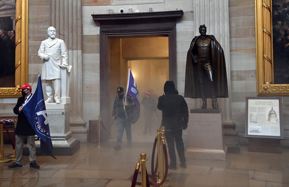 Fotografija: Trumpovi podporniki divjajo v kongresu. FOTO: Saul Loeb/AFP