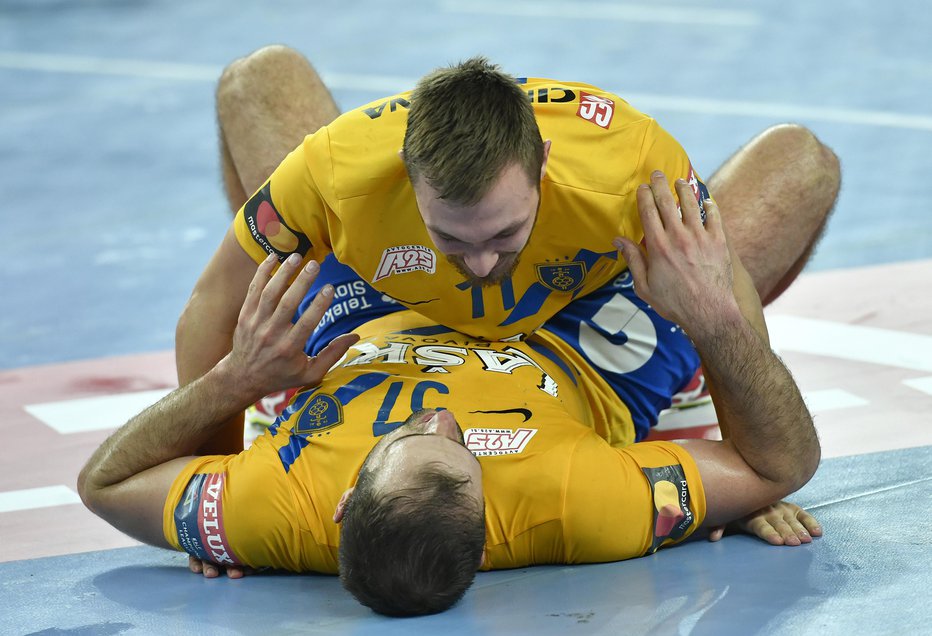 Fotografija: Gal Marguč (zgoraj) ni imel svojega dne, Josip Šarac pač, oba pa sta se veselila zmage proti Zagrebu. FOTO: Ronald Gorsic/Cropix