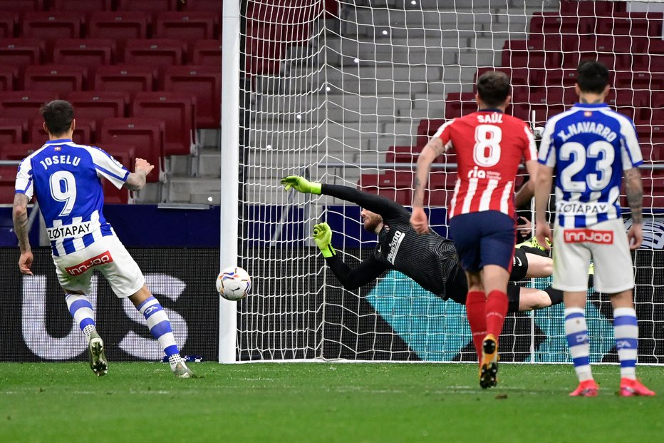 Fotografija: Jan Oblak je takole prebral načrt izvajalca kazenskega strela Joseluja. FOTO: Javier Soriano/AFP