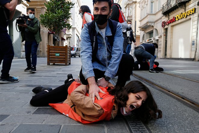 V Istanbulu so policisti v civilu lovili protestnike za delavske pravcie. FOTO: Dilara Senkaya/Reuters