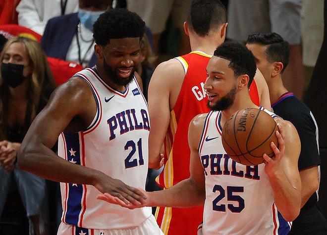 Joel Embiid (levo) je bil najboljši pri Philadelphii. FOTO: FOTO: Kevin C. Cox/AFP