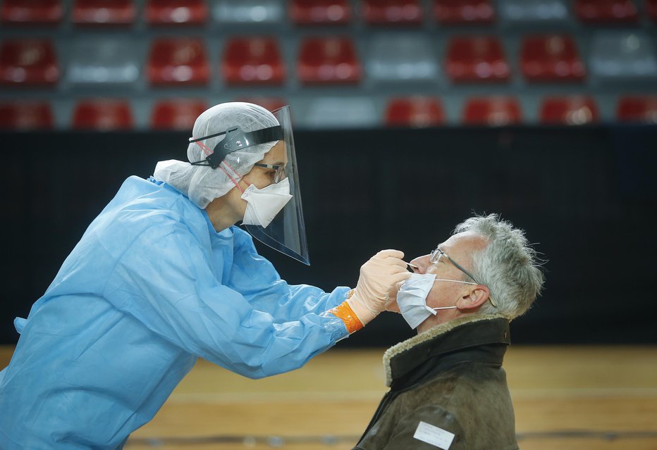 Fotografija: Včeraj so v Sloveniji opravili 1371 PCR-testov. FOTO: Jože Suhadolnik/Delo