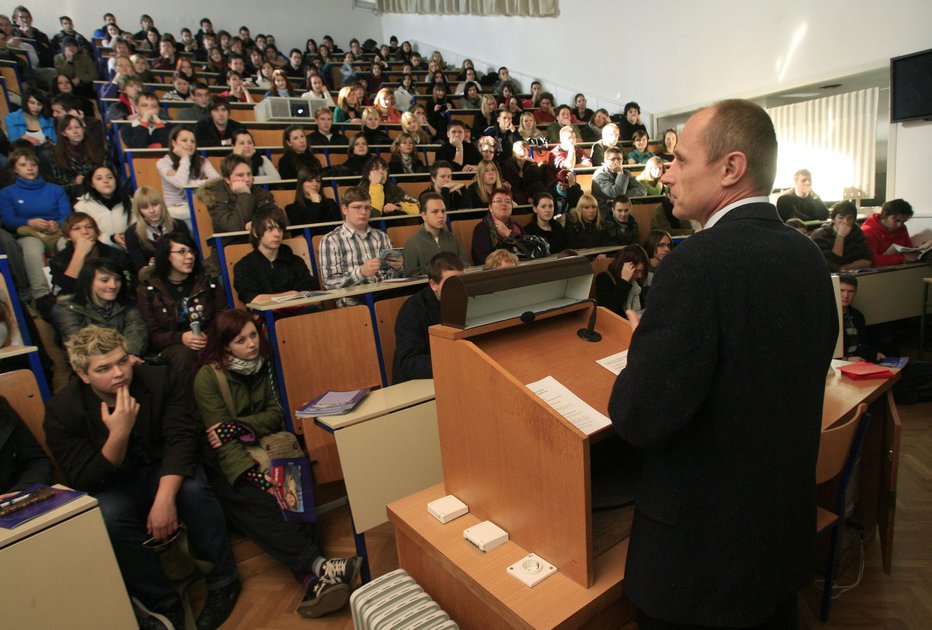 Fotografija: Na Univerzi v Ljubljani si želijo, da bi študenti maja opravili obvezne vaje v laboratorijih, za izpite bi se prav tako morali vrniti na fakultete, a predavanj v predavalnicah v tem študijskem letu ne bo več. FOTO: Leon Vidic/Delo