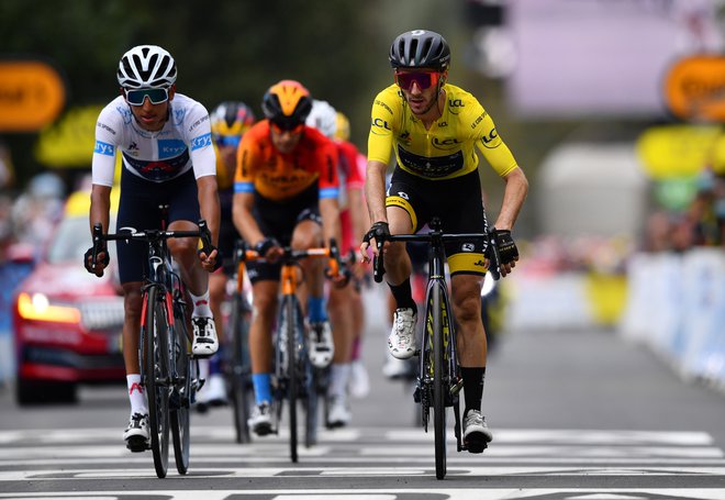 Adam Yates (desno) ostaja v rumeni majici, Egan Bernal pa v beli. FOTO: Stuart Franklin/Reuters