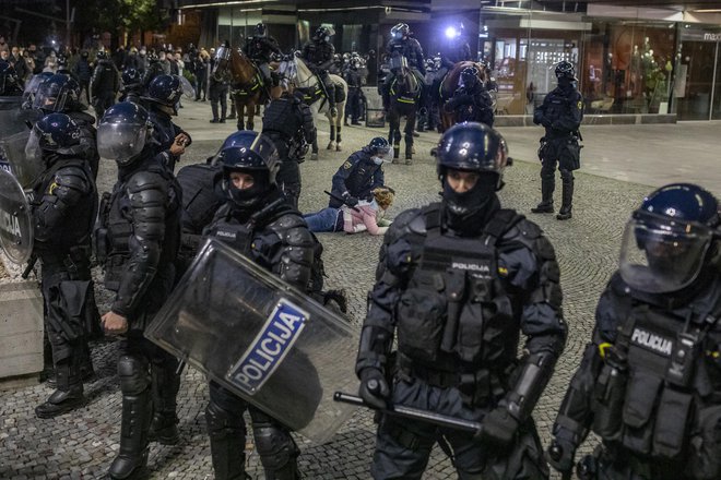 Današnji protesti so se končali s spopadom različnih maskiranih skupin in policijo. FOTO: Voranc Vogel