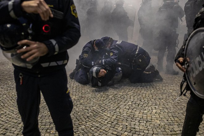 Policisti so se ves dan pripravljali na današnje proteste. FOTO: Voranc Vogel