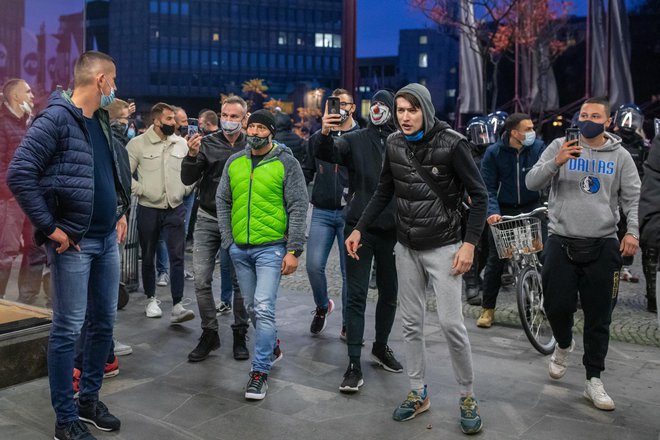 Današnji protesti so se končali s spopadom različnih maskiranih skupin in policijo. FOTO: Voranc Vogel