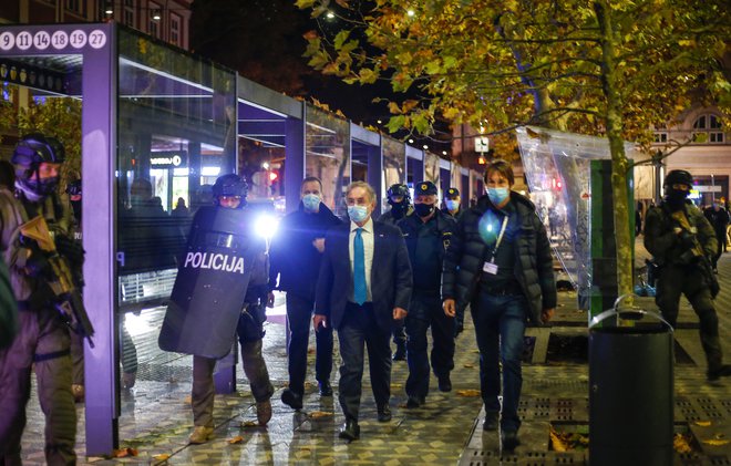 Med protesti se je na ulici pojavil tudi močno zastražen notranji minister Aleš Hojs. FOTO: Matej Družnik