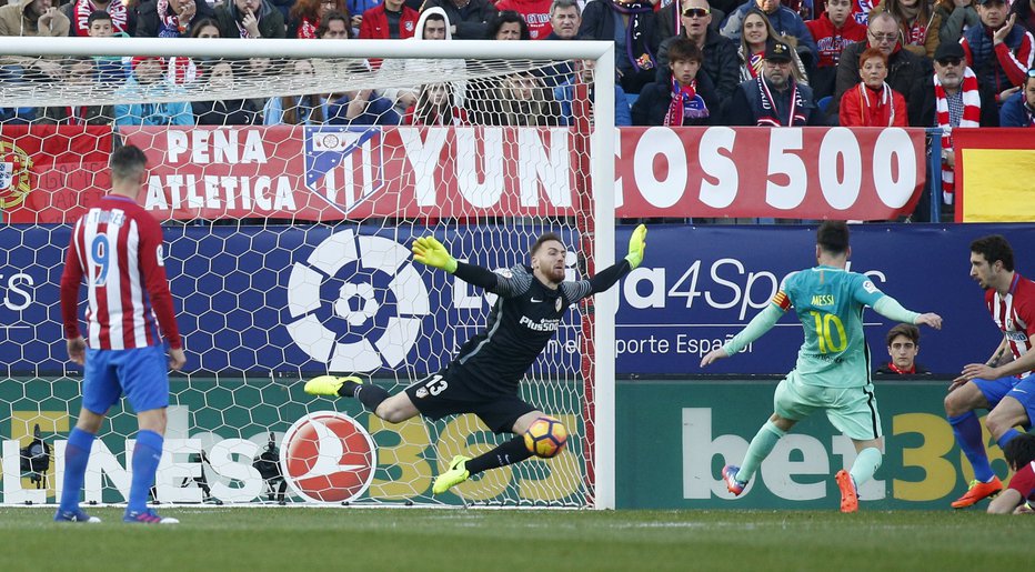 Fotografija: Lionel Messi je v svoji karieri desetkrat premagal Jana Oblaka. FOTO: Juan Medina/Reuters