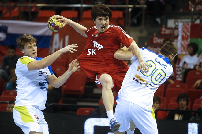 Slovenci so se nazadnje merili s Korejo na SP 2013 v Zaragozi, kjer sta se zmage veselila tudi zdajšnja reprezentanta Jure Dolenec in Dragan Gajić. FOTO: Jose Jordan/AFP