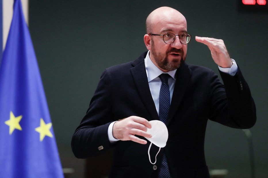 Fotografija: European Council President Charles Michel, wearing a protective face mask, arrives for a video conference with the members of the European Council on the Covid-19 pandemic, in Brussels, on February 25, 2021. - The video summit for the leaders of the 27-nation bloc comes a year into the Covid-19 crisis, as most of the EU is experiencing a second wave of cases -- or a third wave for some -- that stubbornly won't diminish. (Photo by Olivier HOSLET / POOL / AFP) Foto Olivier Hoslet Afp