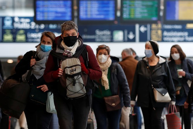 Mnogi zapuščajo Pariz, ker je napovedano novo zaprtje mesta. FOTO: Gonzalo Fuentes/Reuters