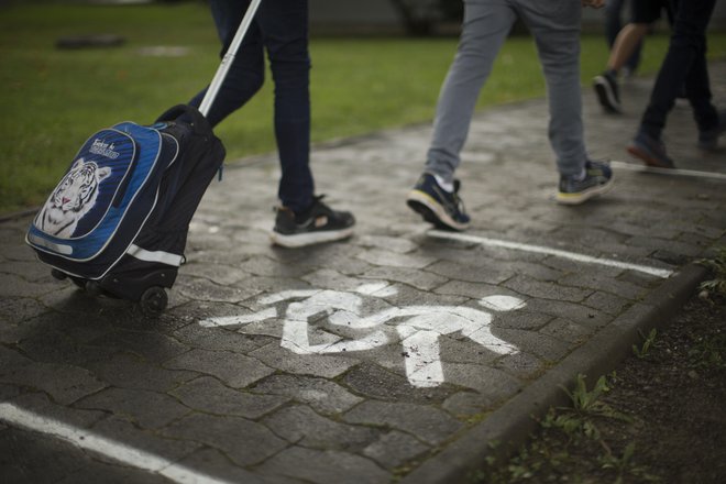 Ministrstvo za izobraževanje je osnovnim šolam poslalo okrožnico, naj se v primeru, da se bodo epidemiološke razmere poslabševale, pripravijo na šolanje po modelu C1. FOTO: Jure Eržen/Delo