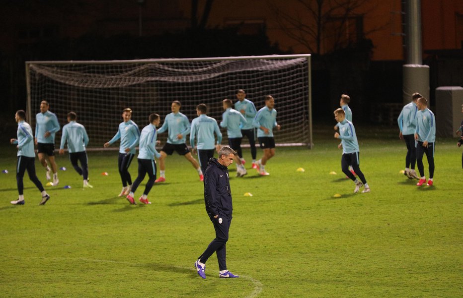 Fotografija: Milenko Aćimović lahko mlade reprezentante popelje v četrtfinale. FOTO: NZS