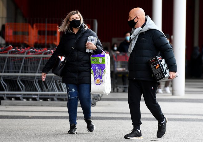 V avstralski zvezni državi je za sedem dni zaprto javno življenje, kar spremljajo že znani prizori povečanega nakupovanja osnovnih potrebščin. FOTO: William West/AFP