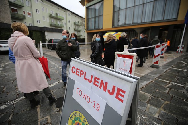 S prvim odmerkom cepiva proti covidu-19 je bilo cepljenih 724.176 prebivalcev oziroma 34,5 odstotka vseh. FOTO: Leon Vidic/Delo