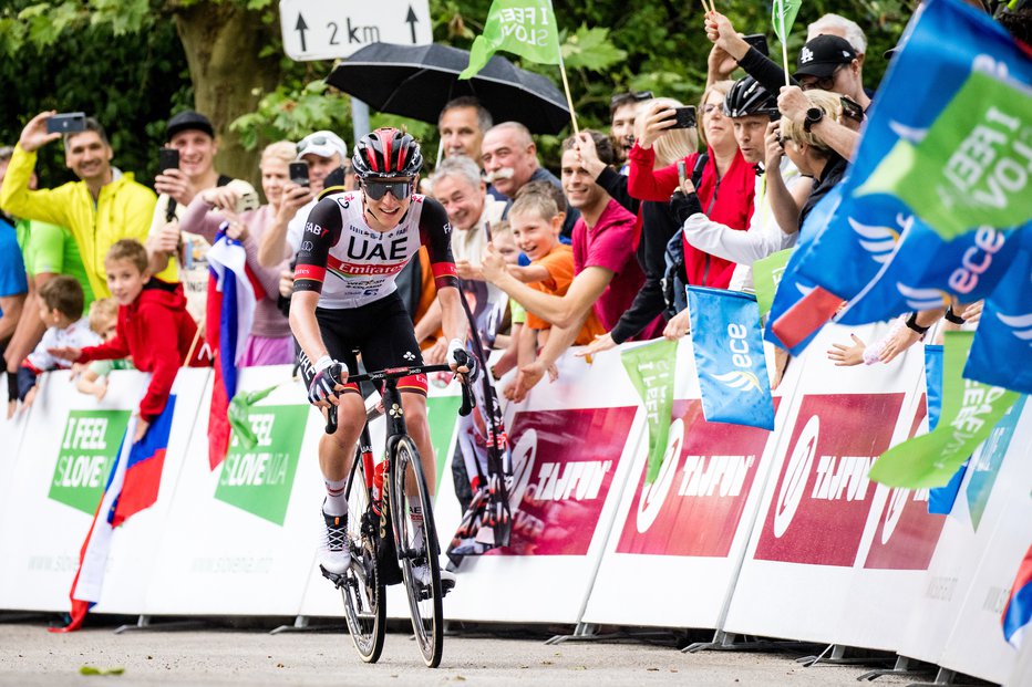 Fotografija: Tadej Pogačar je številnim gledalcem ob trasi pripravil predstavo, vredno zmagovalca Toura. FOTO: Matic Klanšek Velej/Sportida