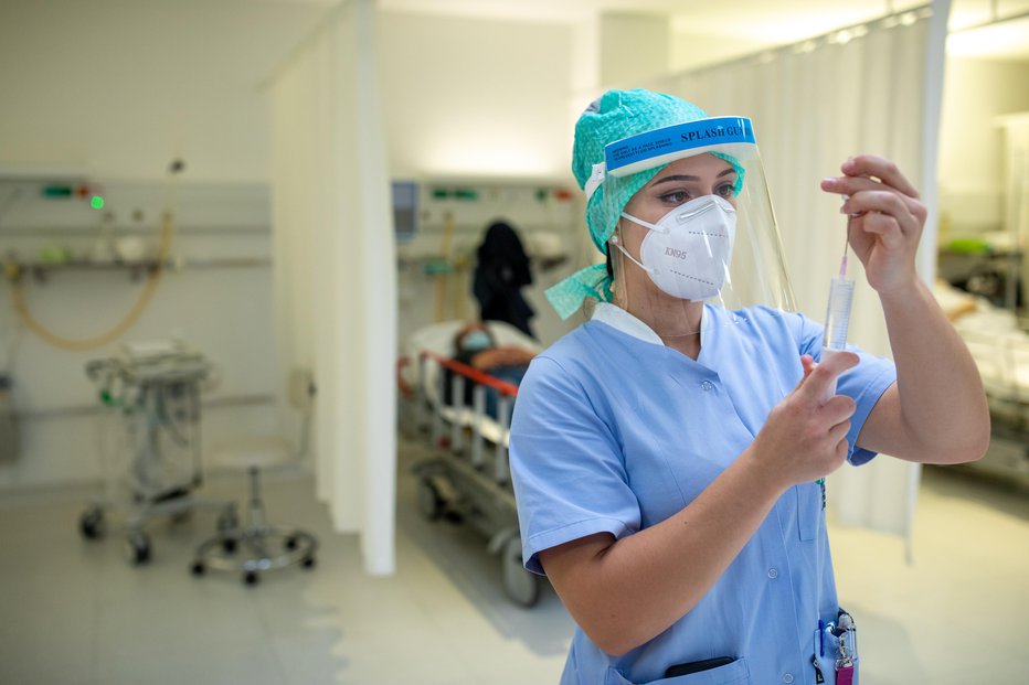 Fotografija: V Sloveniji še naprej vlada epidemija. FOTO: Voranc Vogel