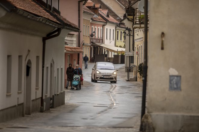 Ta teden bodo začeli tudi cepljenje brez naročanja z mobilno ekipo na terenu v nekaterih občinah, ki jih pokriva Zdravstveni dom Kranj. FOTO: Voranc Vogel/Delo