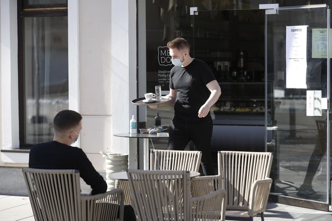 Gospodarstveniki čakajo, kako se bo odločila vlada, hkrati pa je že podana pobuda za oceno ustavnosti spornega odloka o preverjanju PCT. FOTO: Leon Vidic/Delo