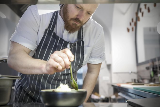 Pred tednom dni je v veljavo stopil nov odlok o začasnih omejitvah ponujanja in prodajanja blaga in storitev potrošnikom. Na sliki: Ryan Craig, chef v bistroju Linda, v Ljubljani. FOTO: Uroš Hočevar