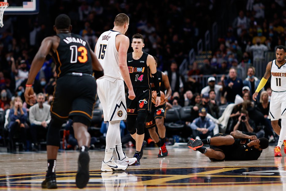 Fotografija: Odziv Nikole Jokića po umazanem prekršku Markieffa Morrisa (na tleh) ni bil primeren, a vodstvo NBA ni povleklo skrajnih potez. Srb bo počival eno tekmo, Američan pa bo segel le v žep. FOTO: Isaiah J. Downing/USA Today Sports
